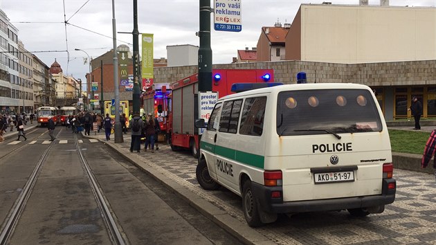 Mu spadl do kolejit na stanici metra Florenc (9.1.2016)