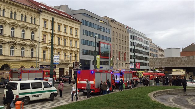 Mu spadl do kolejit na stanici metra Florenc (9.1.2016)