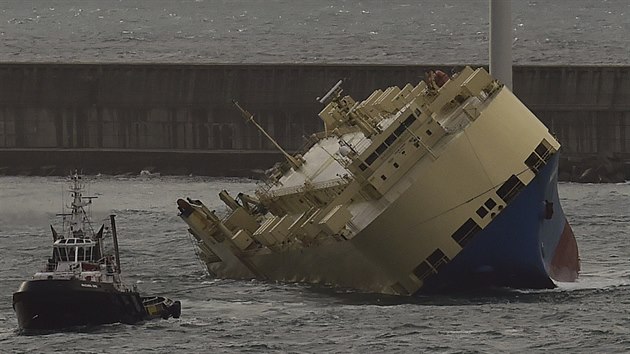 Ob oputnou nkladn lo se podailo odthnout k pstavu v Bilbau. (3. 2. 2016)