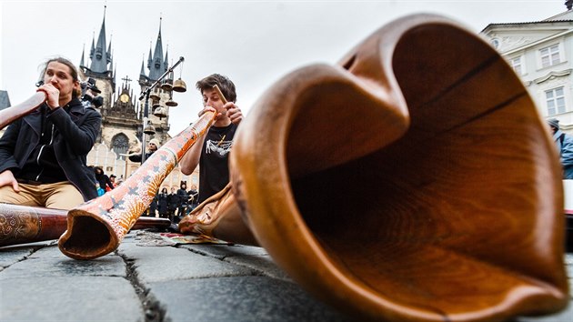 Buskeři, hrající a performující, prošli z Václavského náměstí na Staroměstské, kde se jamovalo a proběhl koncert. (5. 2. 2016)