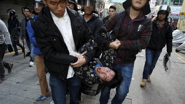 Policie v Hongkongu se stetla s demonstranty kvli neleglnm poulinm stnkm (9. nora 2016).