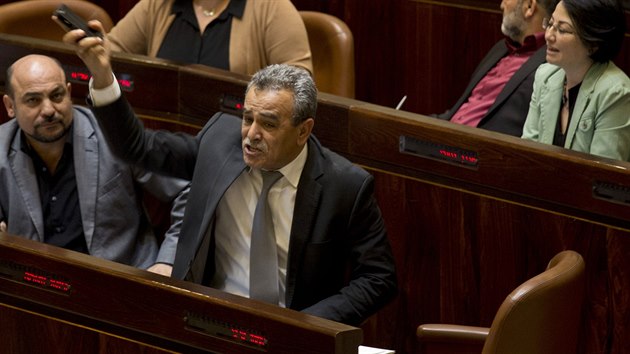 Pedseda strany Balad Damal Zahalka bhem projednvn nvrhu zkona o vylouen len Knesetu, kte se chovaj neeticky (9. nora 2016).