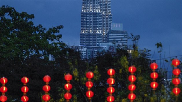 Jedna z deseti nejvych budov na svt, Petronas Twin Towers v malajsijskm Kuala Lumpur v pozad oslavy nskho novho roku.