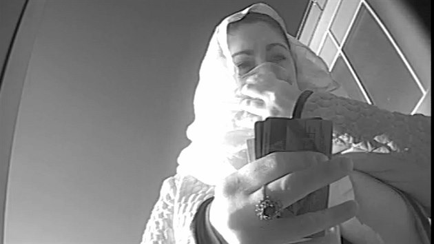 Záběr z kamery bankomatu, kde se zřejmě hledaná zlodějka pokusila vybrat peníze z ukradené platební karty. Svou identifikaci se pokusila ztížit zamaskováním obličeje.