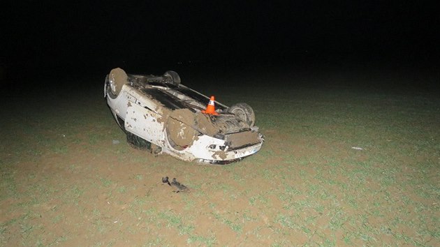 Auto mladho idie skonilo na Perovsku po nehod pevrcen na poli. Podle nj byl vinkem idi tmavho vozu, pravdpodobn BMW, kvli ktermu musel strhnout zen. Policie po nm nyn ptr.