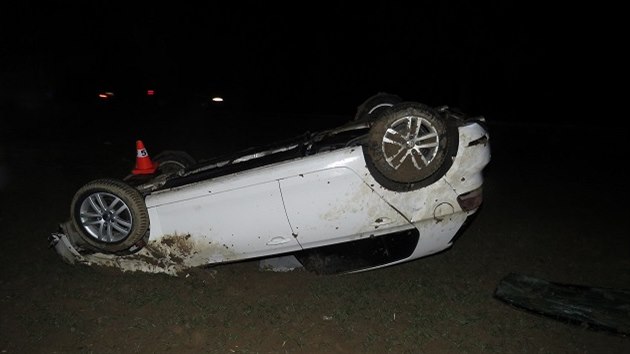 Auto mladého řidiče skončilo na Přerovsku po nehodě převrácené na poli. Podle něj byl viníkem řidič tmavého vozu, pravděpodobně BMW, kvůli kterému musel strhnout řízení. Policie po něm nyní pátrá.