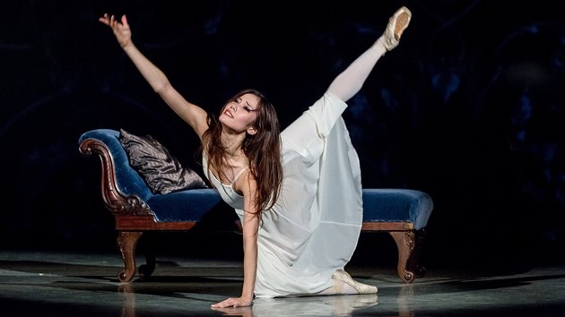 Sólistka baletu Moravského divadla v Olomouci Yui Kyotani v roli Marguerite Gautier v inscenaci Dáma s kaméliemi.