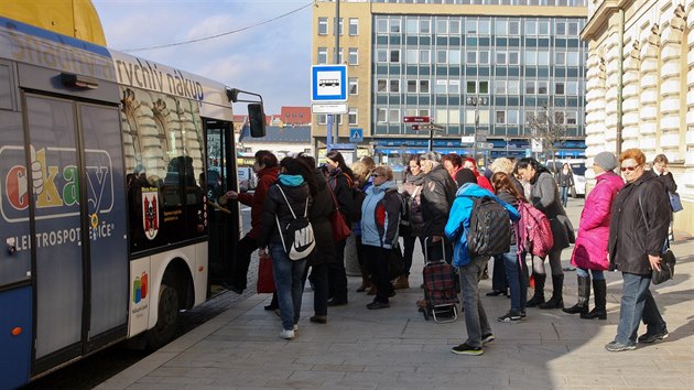 V Přerově v pondělí vyvrcholila krize kolem tamní městské hromadné dopravy. Zadlužený dopravce nevypravil téměř polovinu spojů a město následně ukončilo smlouvu. Lidé se o zrušení autobusů často dozvěděli až na zastávkách, kam přijížděly přeplněné autobusy.