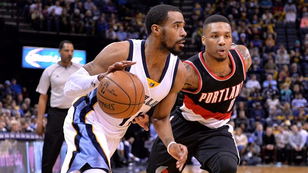 Mike Conley (vlevo) z Memphisu unik Damianu Lillardovi z Portlandu.