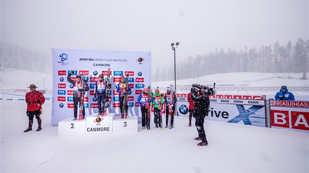 Nejlep ti biatlonistky v zvodu s hromadnm startem v Canmore - uprosted na pdiu je vtzka Dorothea Wiererov, vlevo je druh Marie Dorinov Habertov a vpravo je tet Gabriela Soukalov.