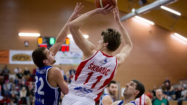 Pardubick basketbalista David kranc stl pes Michala Jedovnickho (vlevo) z Brna, sleduje ho i Jaroslav Pril.