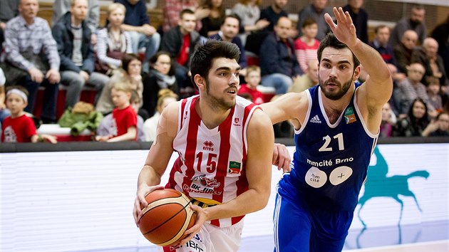 Pardubick basketbalista Tom oukal (vlevo) unik Romanu Zachrlovi z Brna.