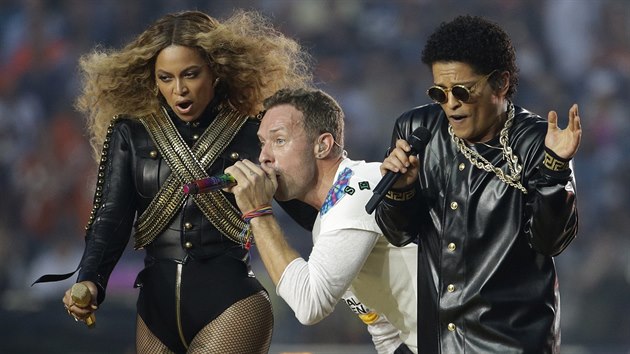 PĚVECKÉ HVĚZDY NA SUPER BOWLU. (Zleva) zpěvačka Beyoncé, zpěvák skupiny Coldplay Chris Martin a Bruno Mars.