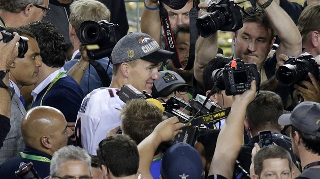 Peyton Manning z Denveru v obleen novin a fotograf po triumfu v Super Bowlu