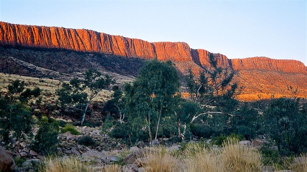 Zpad slunce v Ormiston Gorge v oblasti, kde le hora Uluru.