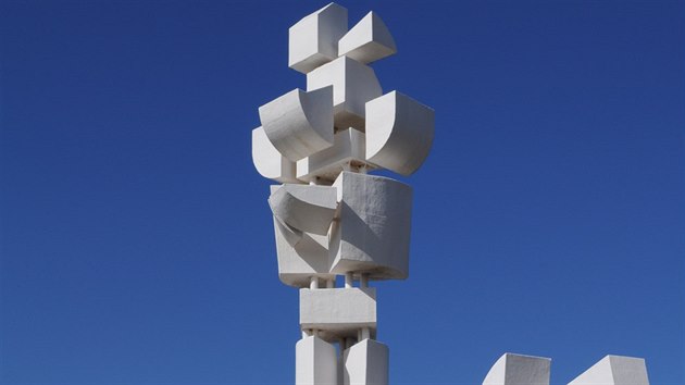 Monumento al Campesino, tedy Památník vesničanům, se tyčí přibližně v geografickém středu Lanzarote na křižovatce dvou větších silnic. Autor: César Manrique, kdo jiný.