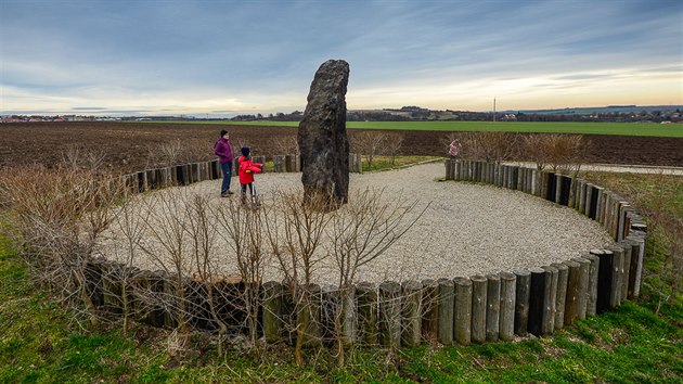 Kamenný pastýř je největší menhir v České republice, jeho výška je bezmála 3,5 m