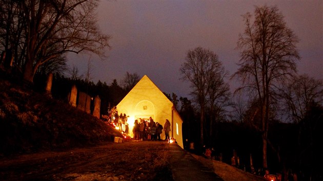 Obnovenou židovskou márnici v Boskovicích v pondělí rozzářily svíčky.