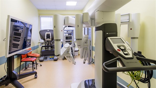 Fakultn nemocnice v Hradci Krlov podila za zhruba 70 milion korun nov robotick systm, kter bude pouvat pedevm na sloit onkologick operace prostaty i dlohy (3.2.2016).