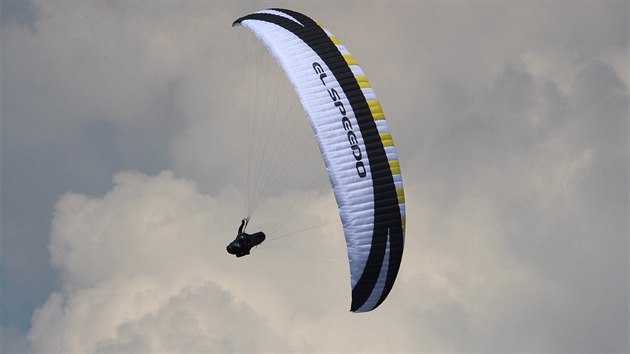 Ve Švýcarsku zemřel český paraglidista, narazil do skály