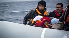 Záchranái pátrající po topících se uprchlících v Egejském moi (30. ledna 2016)