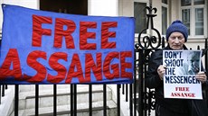 Stoupenci Juliana Assange ped ekvádorskou ambasádou v Londýn (4. února 2016)