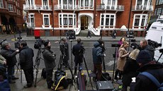 Brittí novinái ped ekvádorskou ambasádou v Londýn, kde se skrýval Julian...