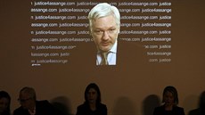 Julian Assange hovořil s novináři prostřednictvím telemostu z ekvádorské...