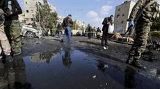 Následky sebevraedného atentátu ped dstojnickým klubem v Damaku (9. února...