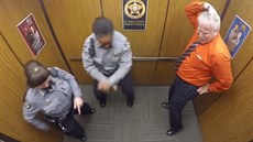 Odcházející policista ve výtahu roztancoval kolegy