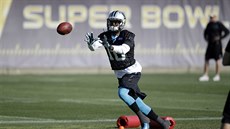 Pi tréninkové akci natahuje ruce Corey Brown z Carolina Panthers.