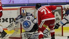 Olomoucký útoník Herman stílí na plzeského brankáe Machovského.