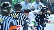 Souboj Jaroslava Vlacha (vlevo) z Liberce a Tomá�e Vorá�ka z Boleslavi.