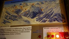 Informaní tabule v rakouském Wattentalu varuje ped nebezpeím lavin (6. února...