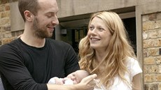 Chris Martin z Coldplay a Gwyneth Paltrowová s jejich prvorozenou dcerou na...