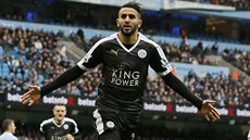 Záloník Leicesteru Rijád Mahriz slaví branku, kterou poslal svj tým do vedení...