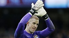 Zklamaný Joe Hart d�kuje po prohraném utkání s Leicesterem fanou�k�m.