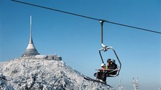 Liberecký Ještěd nabízí lyžařům nádherné výhledy.