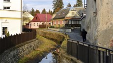 Regulace �eky Svitavy kon�í ve �kolní ulici. Dál proti proudu koryto na úpravu...