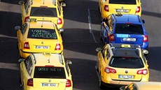 Taxikáři protestují na pražské magistrále proti vedení radnice, maximální...