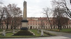 Invalidovna v Karlíně s pomníkem vojáků - zákopníků, kteří zahynuli při povodni...