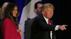 Kandidát republikán Donald Trump s manelkou Melanií na mítinku v Iow (2....