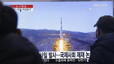 Lidé v Soulu sledují simulaci vypuštění severokorejské rakety (2. února 2016).
