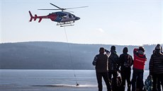 Záchrana lovka z ledu pomocí vrtulníku.