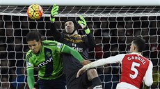 �eský branká� Petr �ech z Arsenalu b�hem utkání Premier League proti...