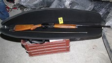 Snímek z domovní prohlídky u osmat�icetiletého mu�e obvin�ného na P�erovsku z...