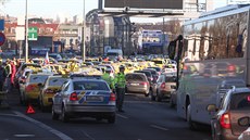 Necelé dv stovky taxiká blokují kvli stávce praskou magistrálu ve...