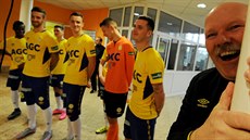 Masér Eduard Poustka rozesmívá fotbalisty Teplic pi týmovém focení.