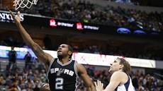 Kawhi Leonard ze San Antonia zakonuje, marn ho stíhá Dirk Nowitzki z Dallasu.