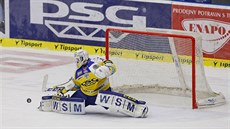 Branká� Zlína Libor Ka�ík zasahuje.